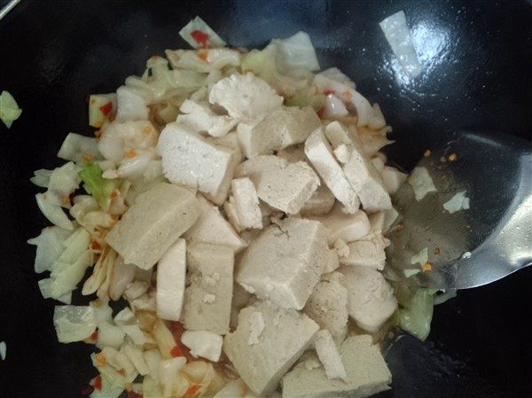 剁椒冻豆腐炒白菜步骤5