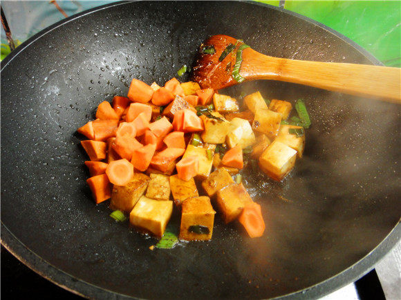 白菜胡萝卜烧豆腐步骤6