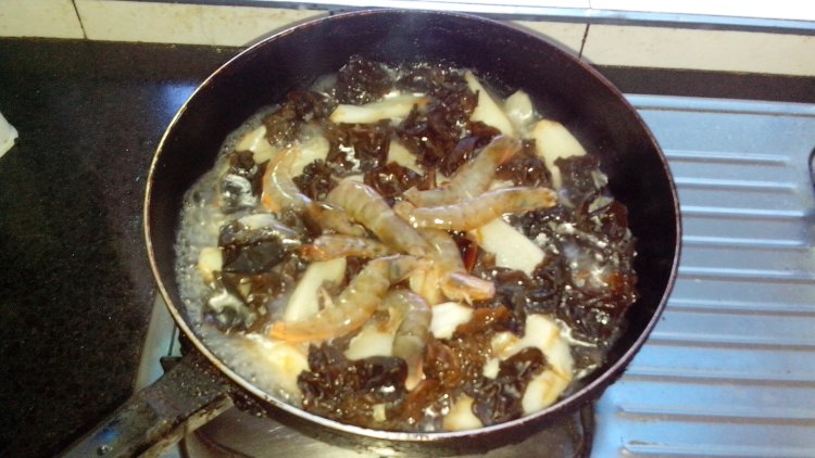 黑木耳山药芹菜烩海虾步骤9