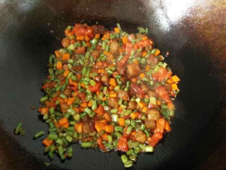 豇豆胡萝卜西红柿炒肉步骤9