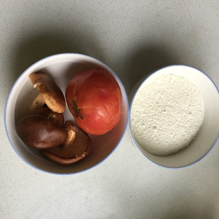 香菇西红柿疙瘩汤步骤1