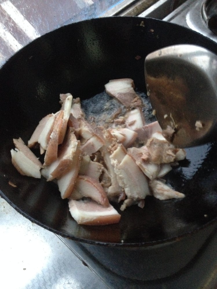 回锅肉炒洋白菜步骤4