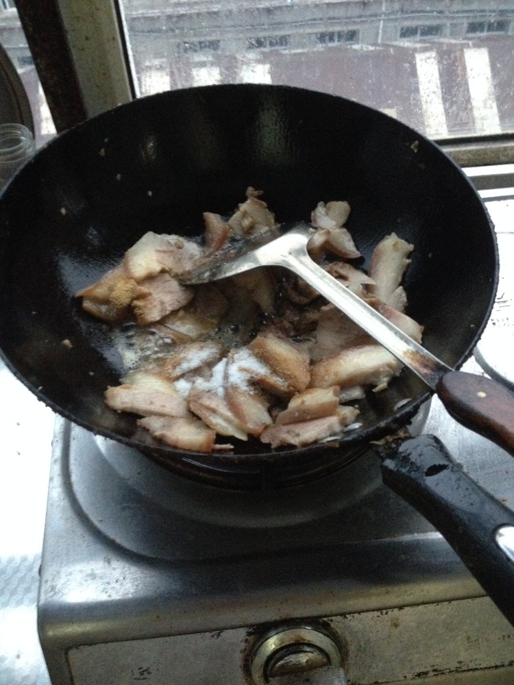 回锅肉炒洋白菜步骤5
