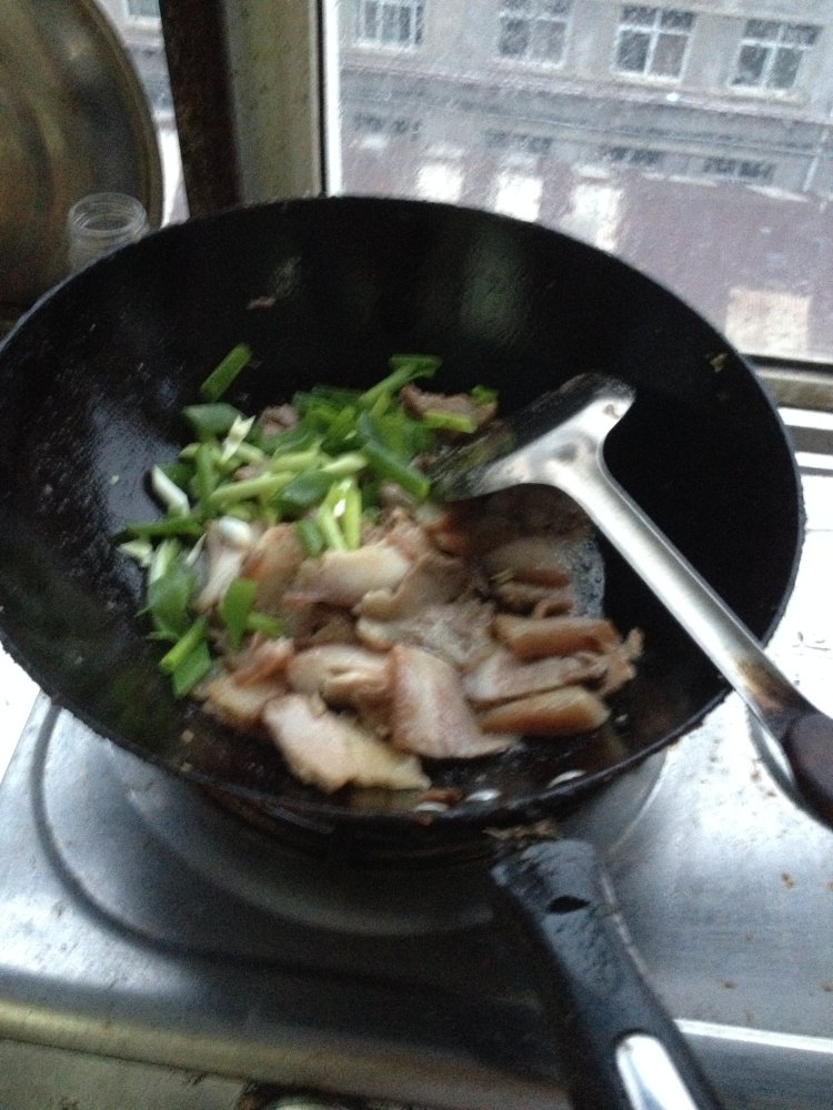 回锅肉炒洋白菜步骤6