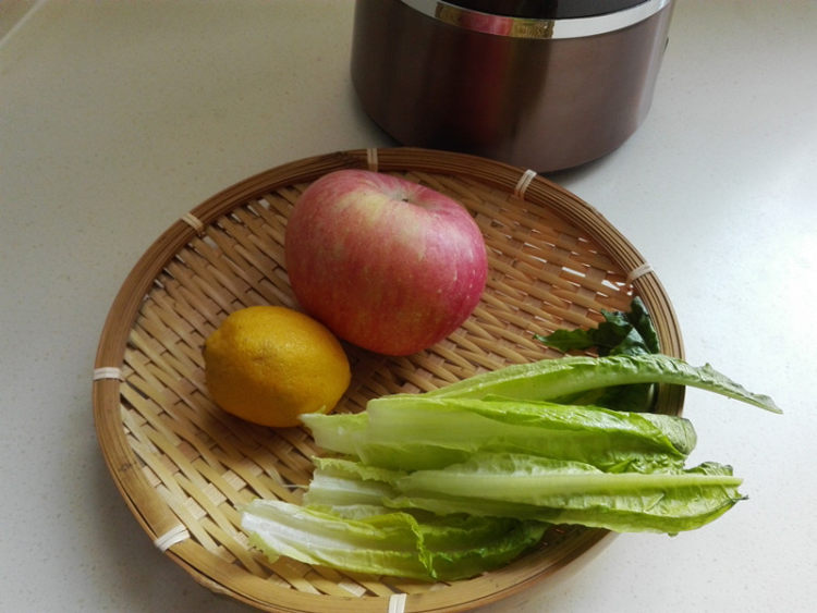 莴笋苹果果蔬汁步骤1