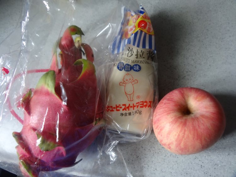 火龙果苹果沙拉步骤1