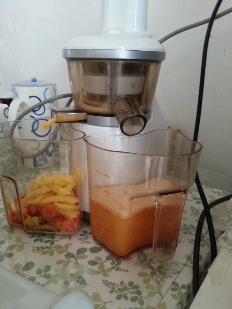 胡萝卜苹果菠萝汁步骤4