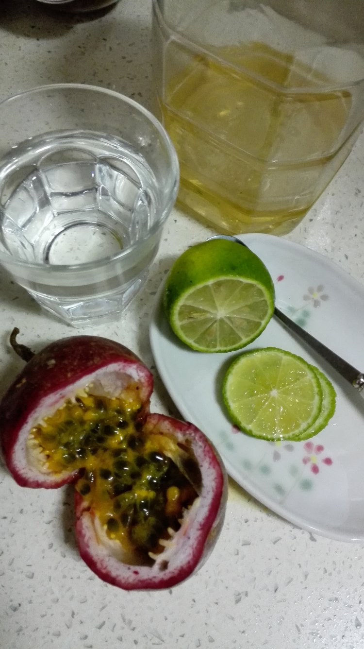 百香果柠檬蜂蜜茶步骤1
