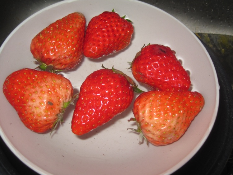 草莓坚果冰激凌牛奶步骤3