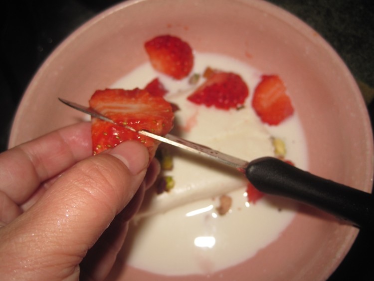 草莓坚果冰激凌牛奶步骤8