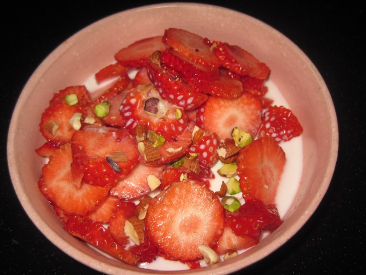 草莓坚果冰激凌牛奶步骤10