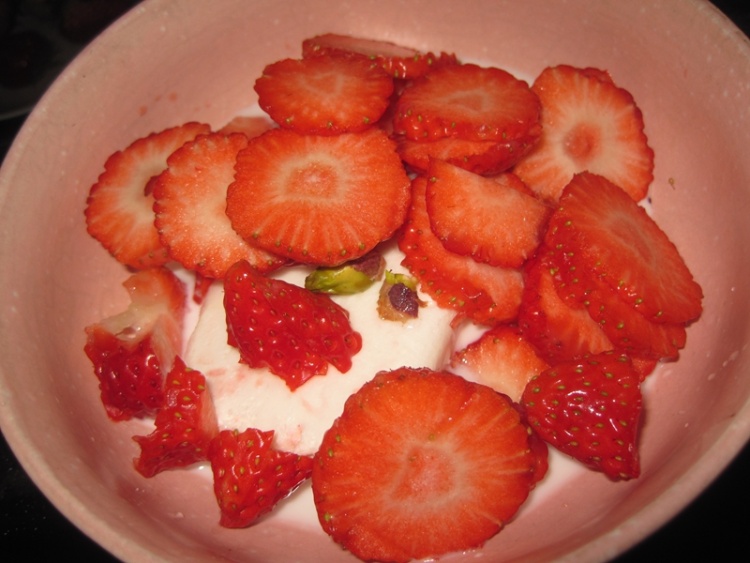 草莓坚果冰激凌牛奶步骤9