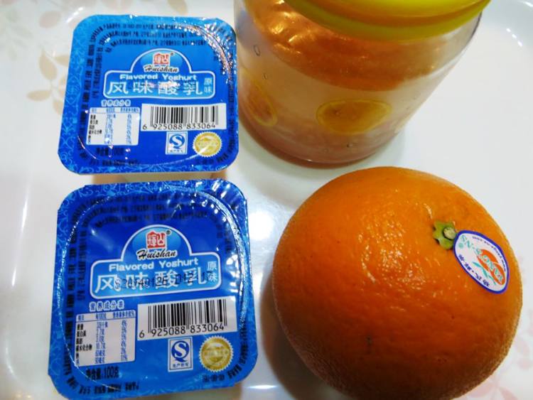 橙子酸奶蜂蜜果汁步骤1