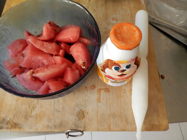 酸奶冰西瓜步骤2