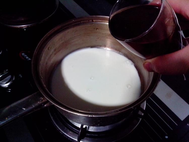 自制西瓜味奶茶步骤4