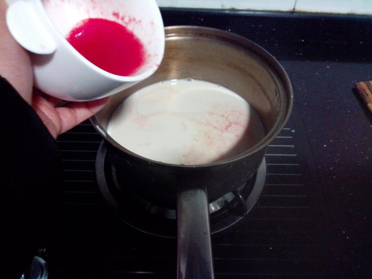 自制西瓜味奶茶步骤5