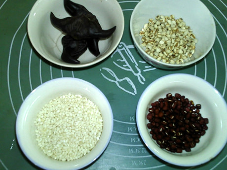 菱角红豆薏苡糯米饭步骤1