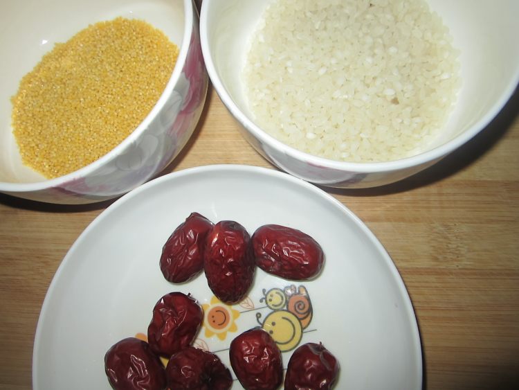 双米红枣粥步骤1