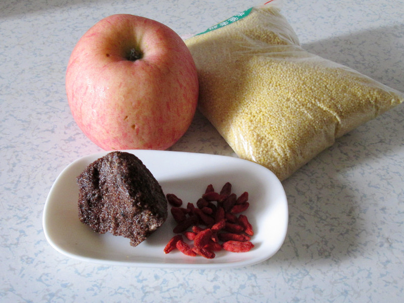 苹果枸杞红糖小米粥步骤1