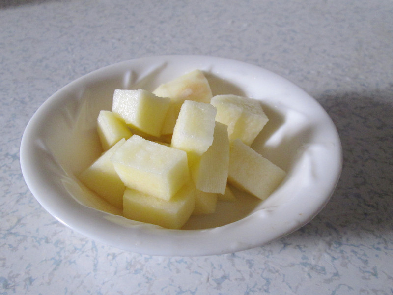 苹果枸杞红糖小米粥步骤3
