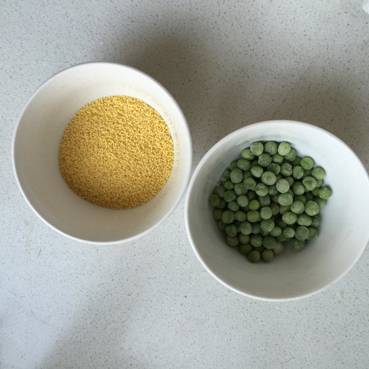 豌豆小米粥步骤1