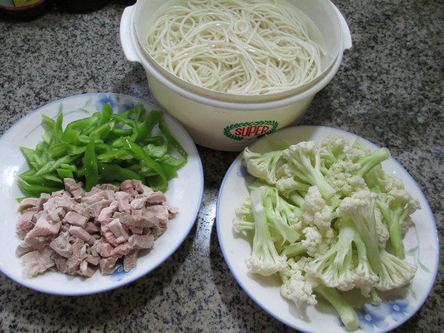 尖椒猪肉花菜炒面步骤1