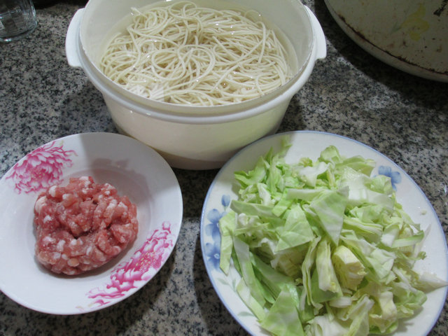 肉末圆白菜炒面步骤1
