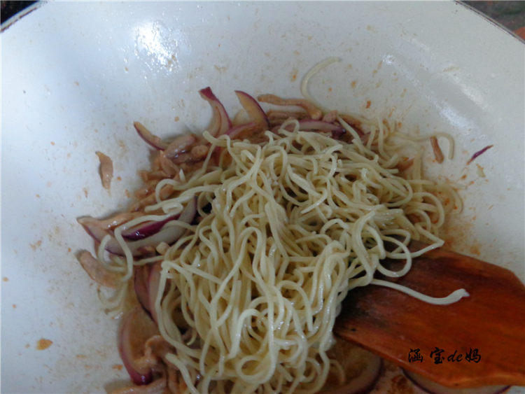 咖喱洋葱肉炒面步骤7