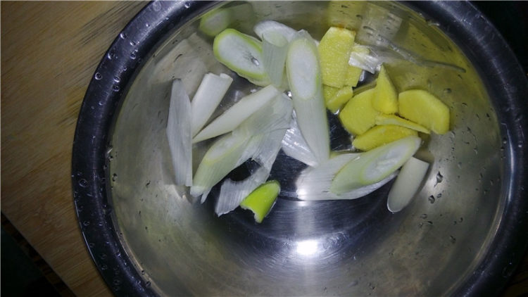 冬瓜绿豆腔骨汤步骤1