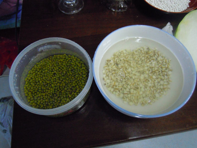 绿豆薏米冬瓜甜汤步骤2