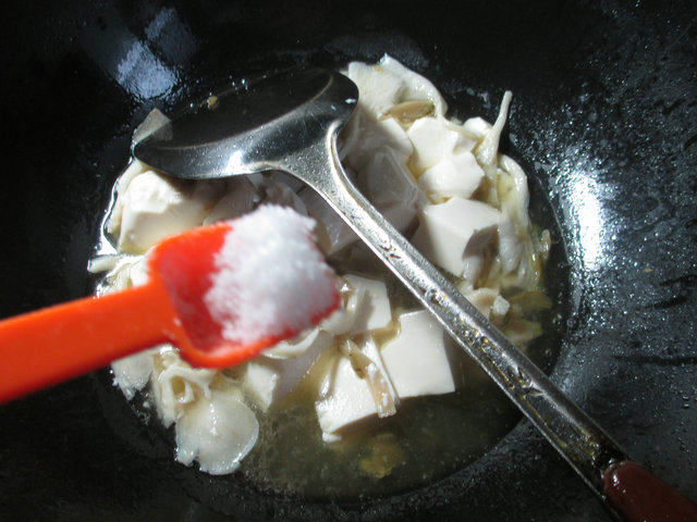 榨菜丝平菇煮豆腐步骤5