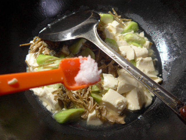 笋干菜丝瓜煮豆腐步骤7