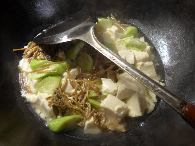 笋干菜丝瓜煮豆腐步骤6