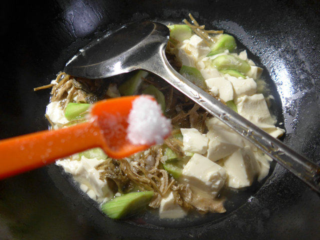 笋干菜丝瓜煮豆腐步骤8