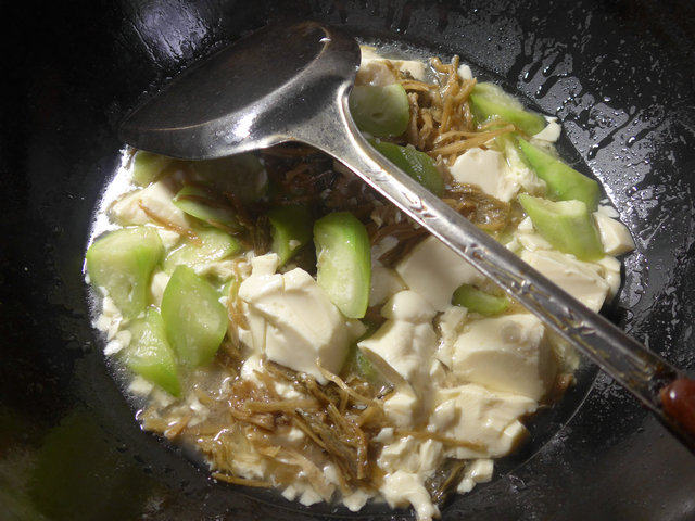 笋干菜丝瓜煮豆腐步骤9