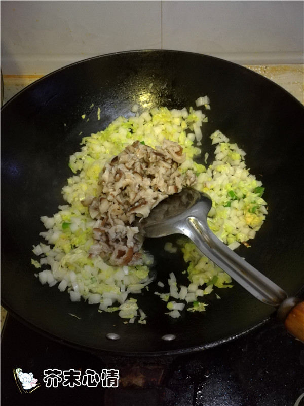 白菜香菇肉丁打卤凉皮步骤3