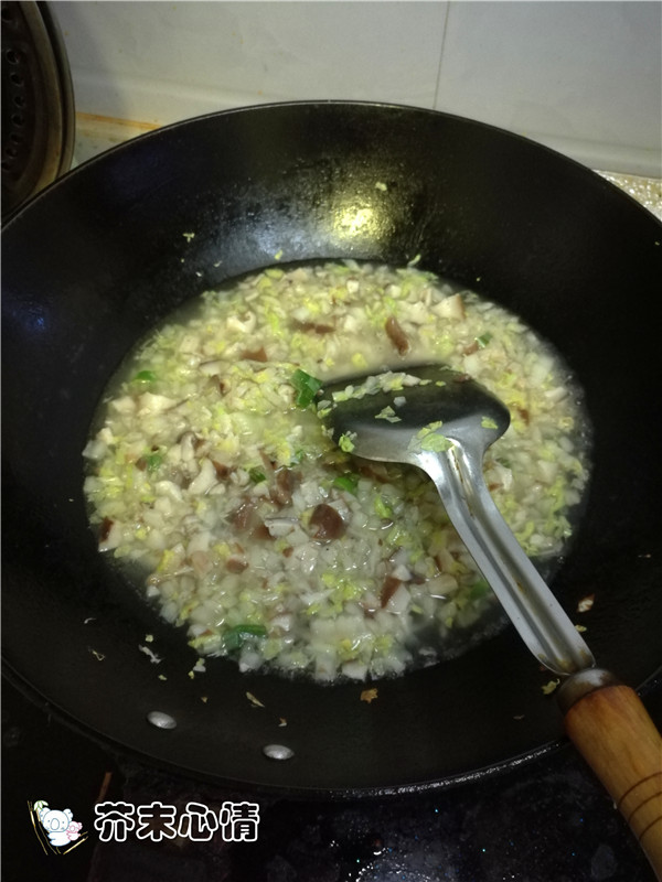白菜香菇肉丁打卤凉皮步骤5