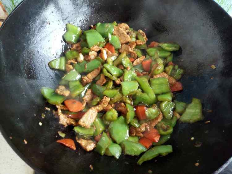青椒炒肉片步骤6