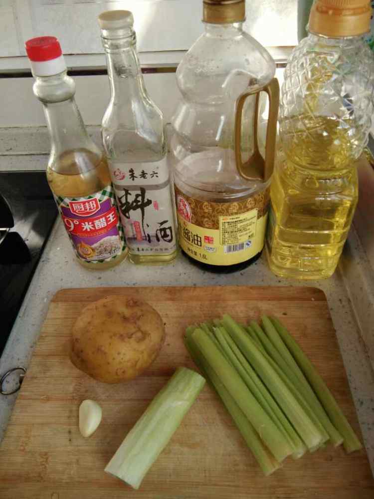 炒芹菜土豆丝步骤1