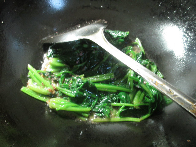 虾酱菠菜步骤5