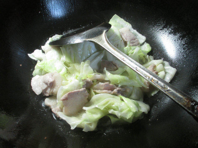 猪肉炒包心菜步骤5