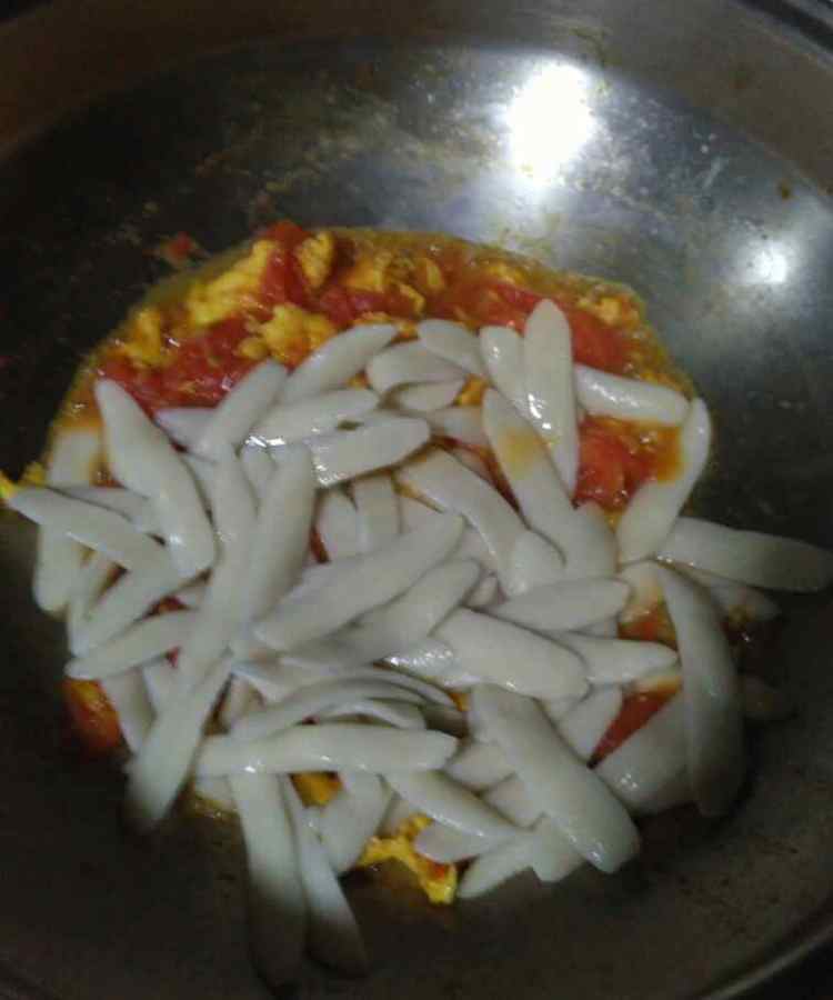 西红柿鸡蛋炒面鱼步骤6